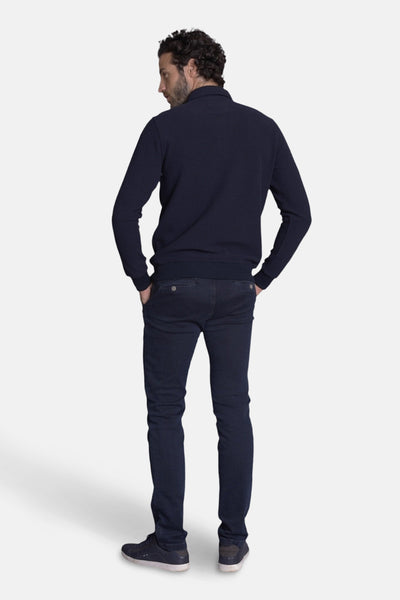 Gilet bleu marine by DELAHAYE, porté avec un pantalon slim et des baskets, vue de dos.
