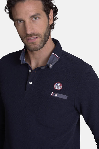 Gilet bleu marine en maille gaufrée de DELAHAYE, avec col boutonné et logo sur la poitrine.