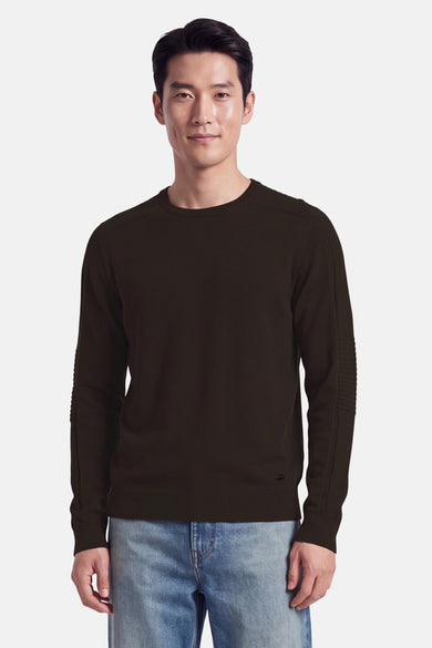 Pull col rond brun par DELAHAYE, manches à nervures, vue de face sur modèle en jeans délavés