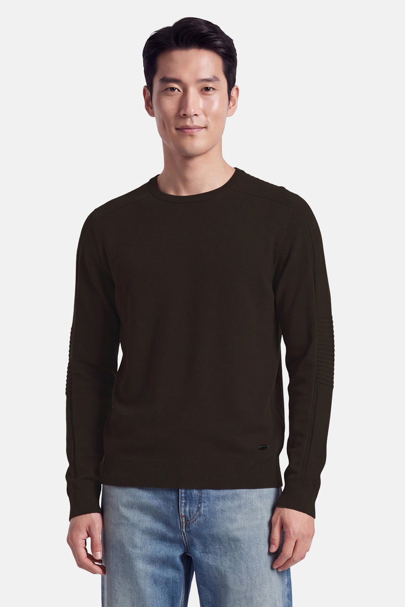 Pull col rond brun par DELAHAYE, manches à nervures, vue de face sur modèle en jeans délavés