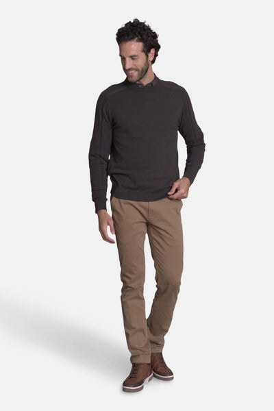 Pull col rond brun de DELAHAYE, porté avec un pantalon chino beige et des chaussures marron lacées.
