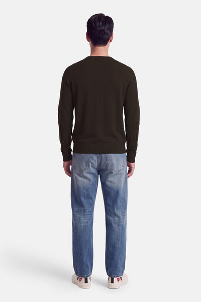 Pull col rond brun par DELAHAYE, vue arrière, manches côtelées, porté avec jeans bleu délavé et baskets blanches