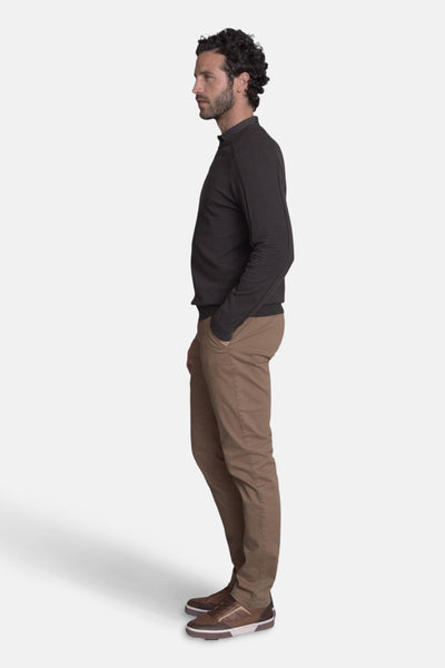 Pull col rond brun de DELAHAYE, porté avec un pantalon chino marron et des baskets.