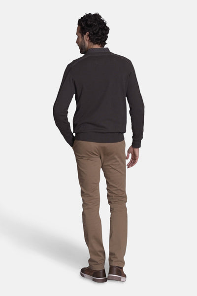 Pull col rond brun par DELAHAYE, porté avec un pantalon chino marron et des chaussures de sport marron, vue arrière.