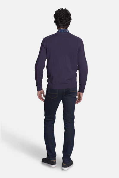 Pull col rond mauve de DELAHAYE, porté avec un jean bleu foncé et des baskets noires, vue de dos.
