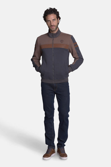 Sweat-shirt marron de DELAHAYE, avec empiècement contrasté et fermeture éclair, porté avec un jean foncé et des baskets marron.
