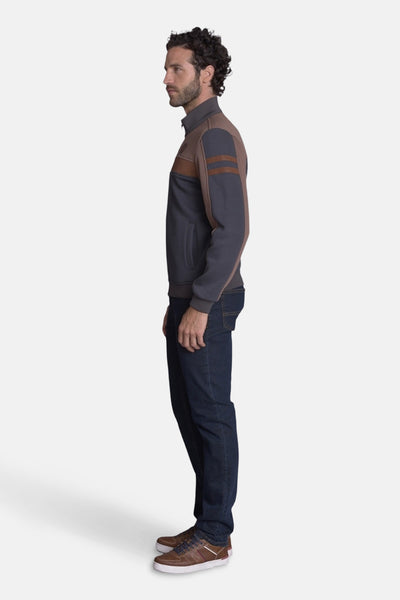 Sweat brun de DELAHAYE, porté avec un jean bleu foncé et des baskets en cuir marron, vue de côté.
