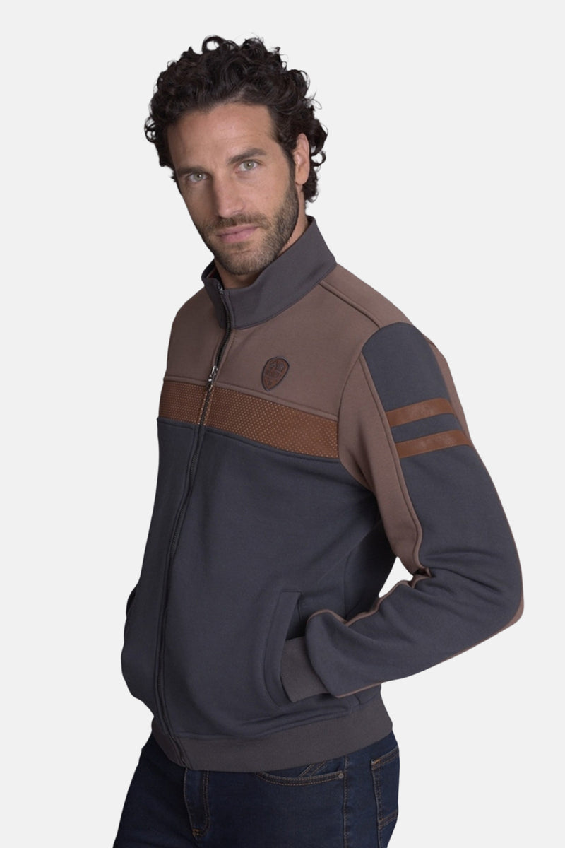 Sweat brun par DELAHAYE avec empiècement marron texturé sur le torse et rayures sur la manche, porté avec un jean.