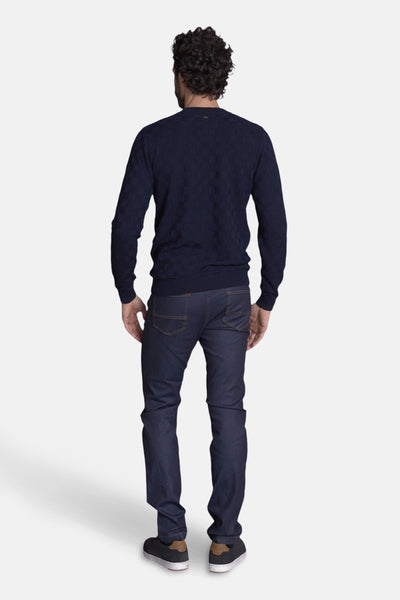 Polo bleu de DELAHAYE, avec motif texturé discret, porté avec un jean et des chaussures décontractées, vue de dos.

