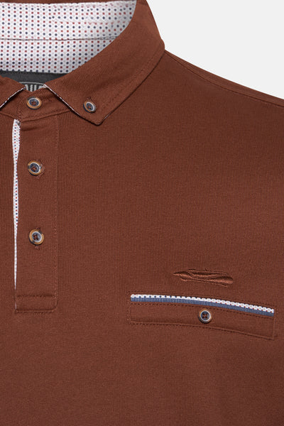 Polo à manches courtes brun de DELAHAYE, avec col boutonné et poche poitrine ornée.
