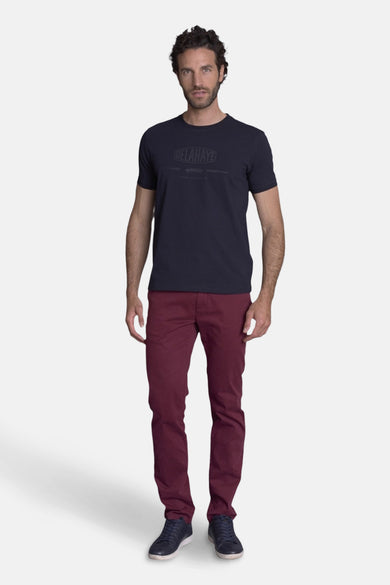 T-shirt bleu marine de Delahaye, porté avec un pantalon bordeaux et des chaussures bateau bleu marine.