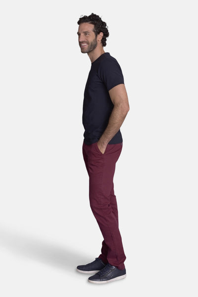 T-shirt bleu pour homme de DELAHAYE, porté avec un pantalon rouge bordeaux et des baskets bleu marine, vue de côté.
