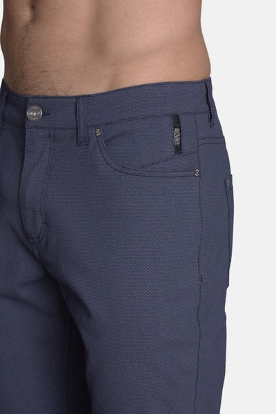 Pantalon bleu de DELAHAYE, à motif texturé subtil et coupe ajustée, visible en plan rapproché.