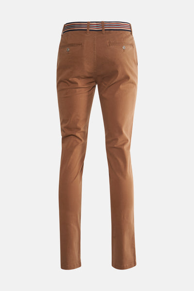 Pantalon marron de DELAHAYE, avec ceinture rayée et poches arrière boutonnées, vue de dos.