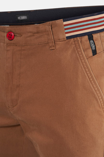 Pantalon marron en coton, de Delahaye, avec bouton rouge et ceinture rayée tricolore.
