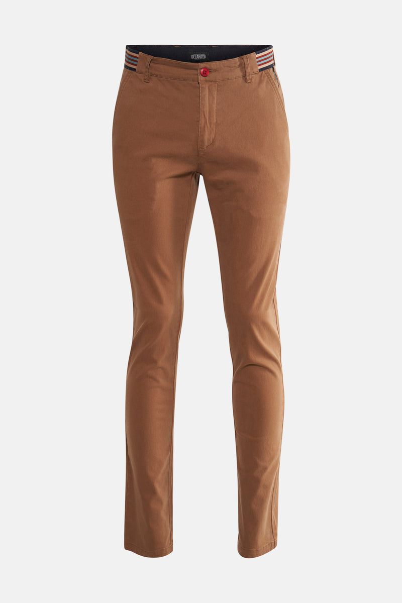 Pantalon marron de DELAHAYE, avec une ceinture rayée bleu et rouge, et un bouton rouge.