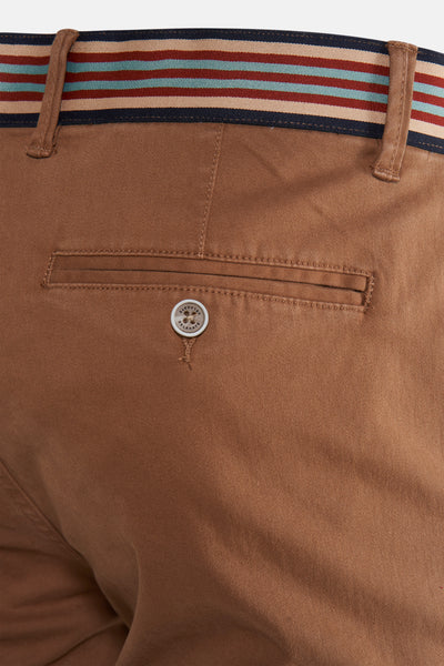 Pantalon marron par DELAHAYE, détail de poche boutonnée et ceinture à rayures colorées.