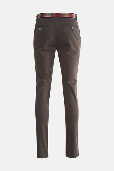 Grijze broek van DELAHAYE, met meerkleurige gestreepte riem en achterzakken met knopen.