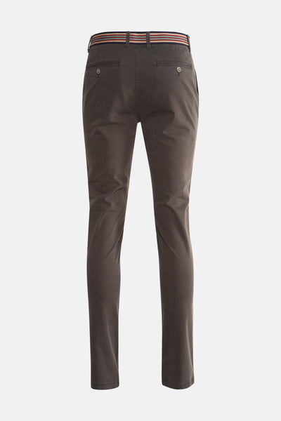 Grijze broek van DELAHAYE, met meerkleurige gestreepte riem en achterzakken met knopen.