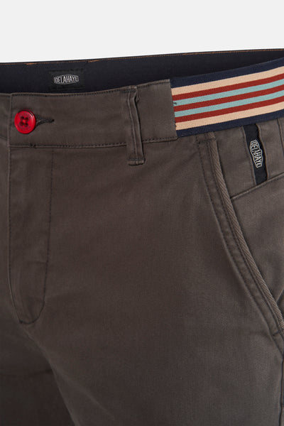 Grijze broek van DELAHAYE met gestreepte riem in blauw, beige en rood, rode knoop en logo op de zak.