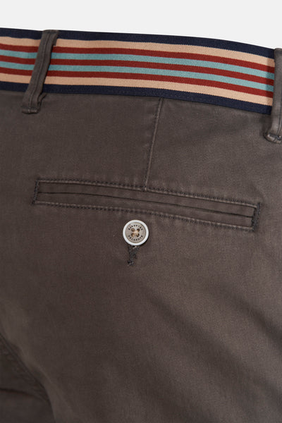 Pantalon gris de DELAHAYE avec poche arrière boutonnée et ceinture rayée.