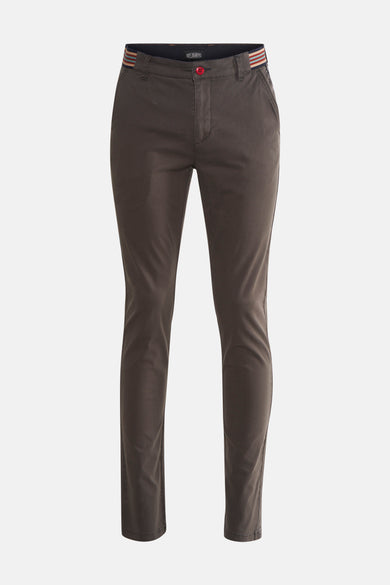 Grijze broek van DELAHAYE met gestreepte riem en rode knoop.
