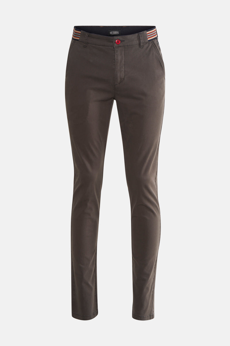Grijze broek van DELAHAYE met gestreepte riem en rode knoop.