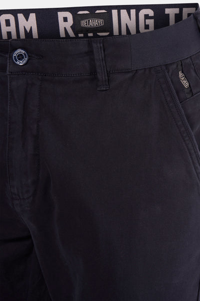 Pantalon bleu de DELAHAYE, avec logo de la marque sur la ceinture et bouton logoté.