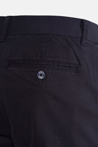 Pantalon bleu marine de DELAHAYE, détail de la poche arrière boutonnée avec logo.