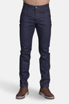 Jean slim en denim bleu moyen de DELAHAYE, porté avec des chaussures marron à lacets.
