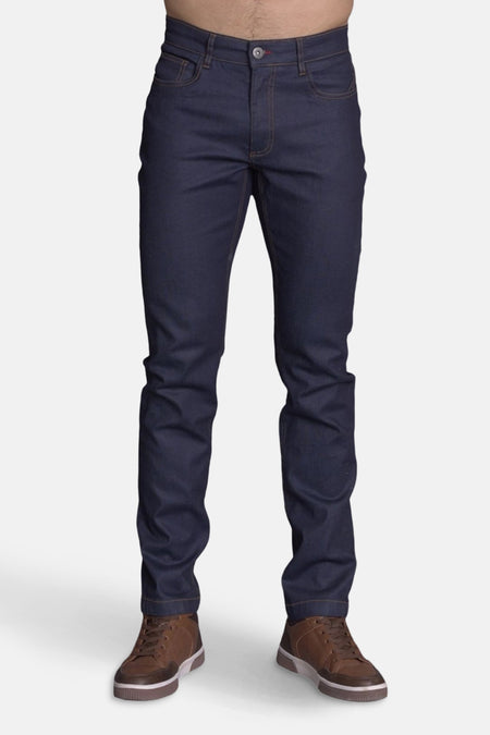Jean slim en denim bleu moyen de DELAHAYE, porté avec des chaussures marron à lacets.
