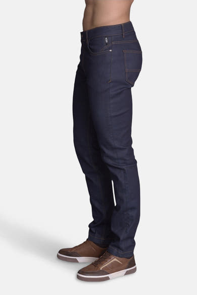 Jean slim en denim bleu moyen de DELAHAYE, porté avec des chaussures marron.