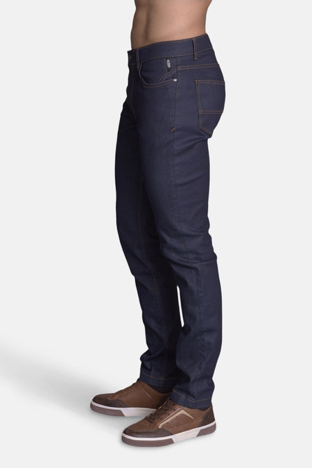 Jean slim en denim bleu moyen de DELAHAYE, porté avec des chaussures marron.