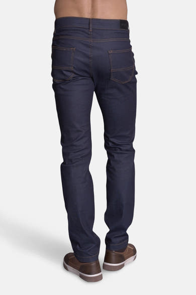 Jean slim en denim bleu moyen de DELAHAYE, montrant la vue arrière et les coutures contrastées.