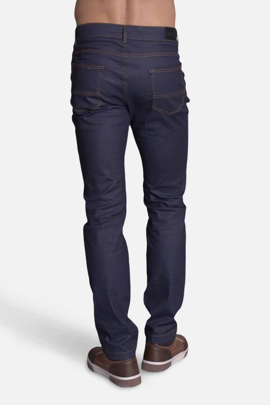 Jean slim en denim bleu moyen de DELAHAYE, montrant la vue arrière et les coutures contrastées.