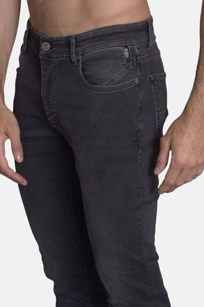 Jean slim en denim gris foncé de DELAHAYE, avec une poche avant distinctive et une coupe ajustée.