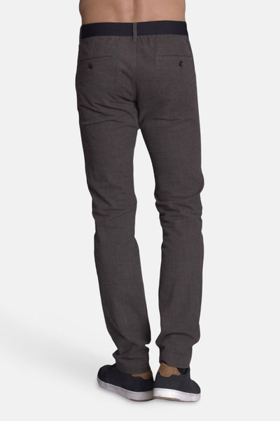 Pantalon brun par DELAHAYE, avec ceinture élastique noire et poches arrière boutonnées.
