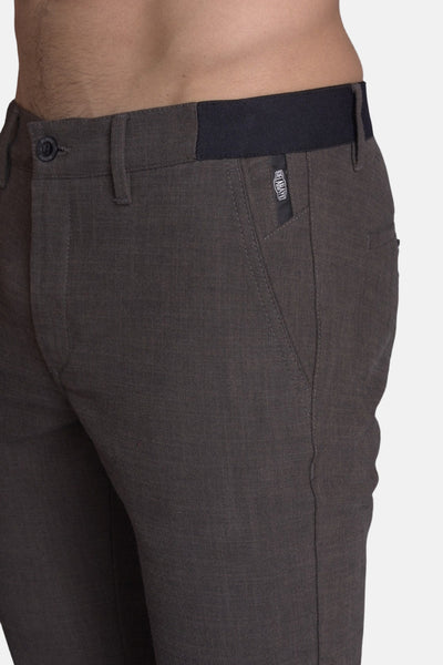 Pantalon brun de DELAHAYE, avec ceinture noire élastique et poche avant passepoilée.