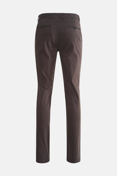 Bruine chino van DELAHAYE, achterzijde, met knoopzakken en riemlussen.