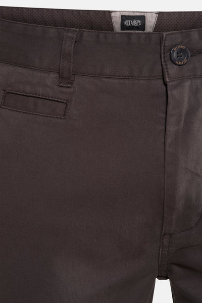 Bruine chino bruin van DELAHAYE, met riemlussen en subtiele voorzak.