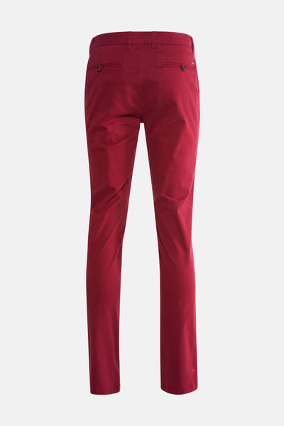 Chino rouge de DELAHAYE, avec poches arrières boutonnées et passants de ceinture.