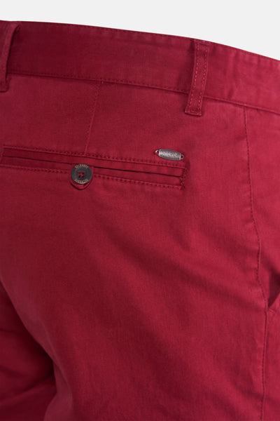 Chino rouge de DELAHAYE, avec détail de bouton et logo sur la poche arrière.