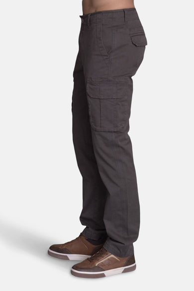 Pantalon cargo beige de DELAHAYE, coupe décontractée, avec poches latérales et chaussures brunes visibles.