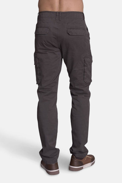 Pantalon cargo gris de DELAHAYE, avec poches latérales et arrière, porté avec des chaussures marron.