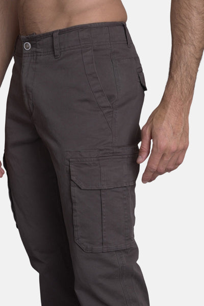 Pantalon cargo marron par DELAHAYE, avec poches latérales et coupe droite.