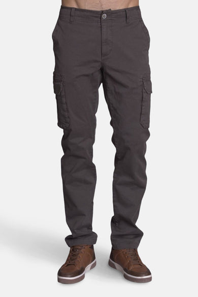 Pantalon cargo marron by DELAHAYE avec poches latérales et chaussures marron à lacets.