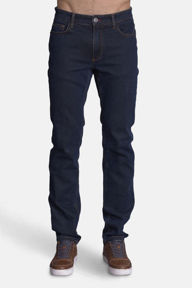 Slim jeans in middinblauw denim van DELAHAYE met bruine schoenen.