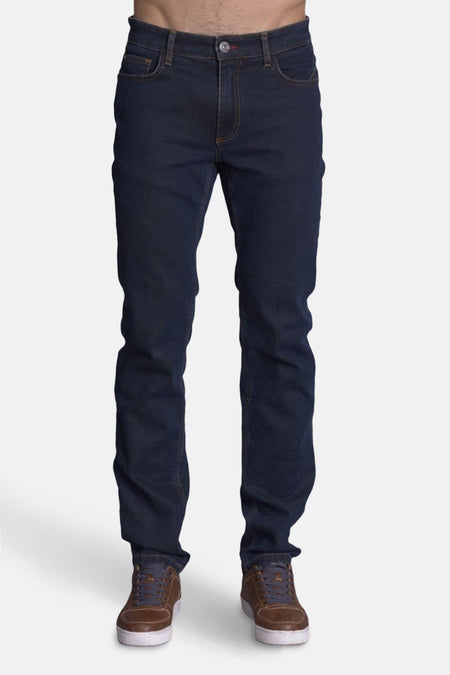 Jean slim en denim bleu moyen de DELAHAYE avec chaussures marron.
