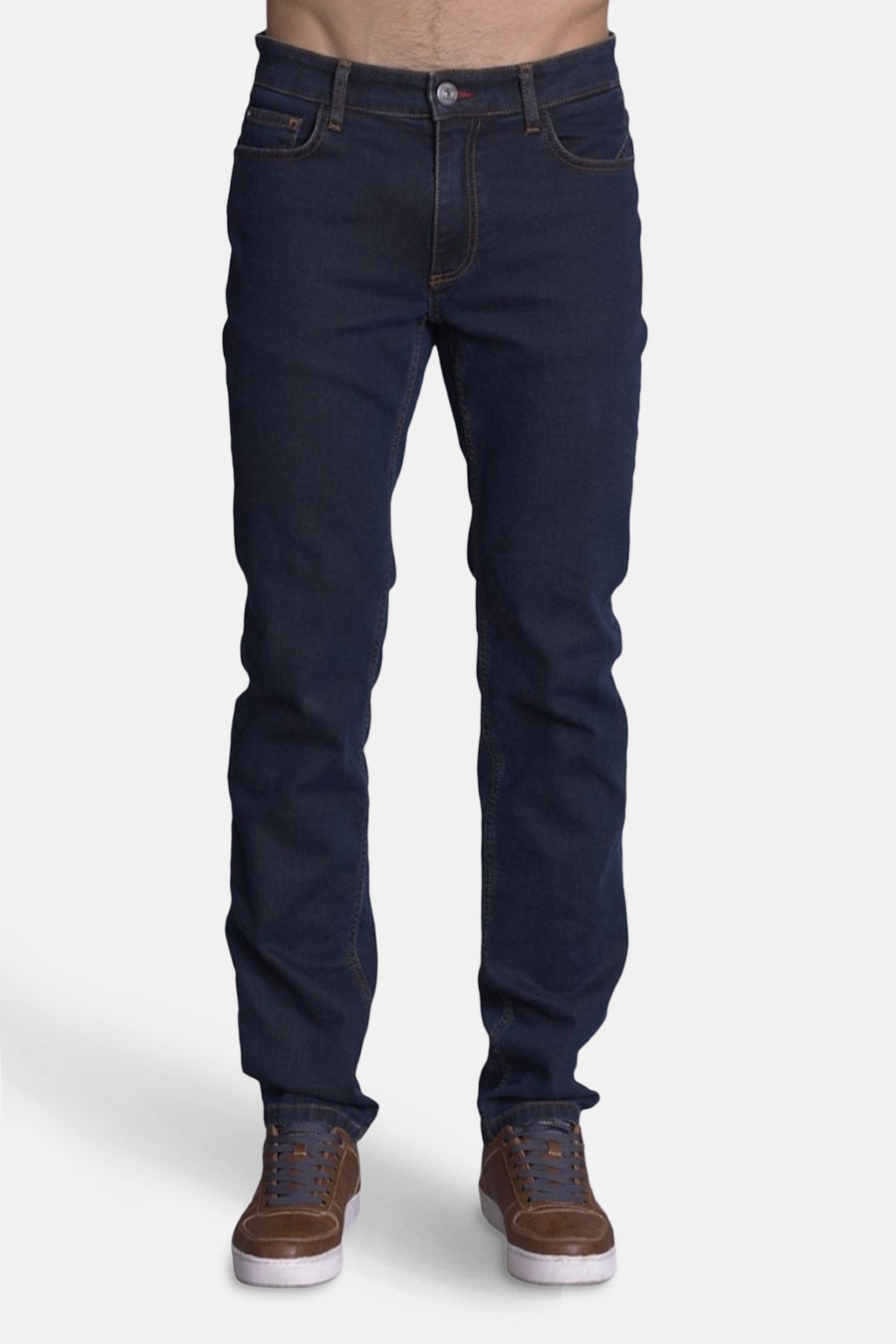 Slim jeans in middinblauw denim van DELAHAYE met bruine schoenen.