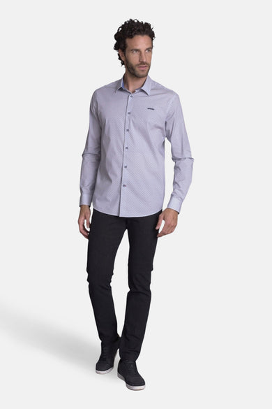 Pantalon noir de DELAHAYE, porté avec une chemise à motifs, coupe ajustée et chaussures assorties.